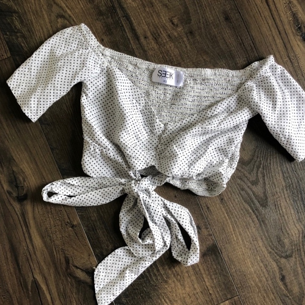 Seek the label Crop top S